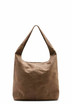 Bruine draagtas met een gestructureerd krokodillenpatroon en een brede enkele schouderband, afgebeeld tegen een witte achtergrond.