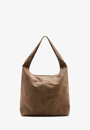 Sac fourre-tout marron avec un motif texturé crocodile et une large bandoulière unique, présenté sur un fond blanc.
