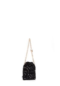 Bolso de mano negro de lentejuelas con forma rectangular, correa de cadena dorada y superficie texturada. Presenta lentejuelas brillantes que cubren el exterior.