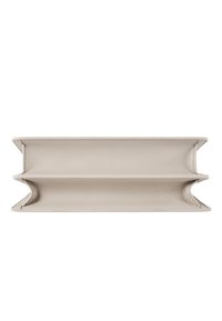 Organisateur en cuir avec deux compartiments, extérieur en gris clair texturé, forme rectangulaire, bords cousus, design ouvert, style minimaliste.