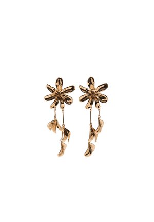 Orecchini in metallo color oro a forma di fiore con sei petali e due elementi pendenti incurvati simili a foglie su ciascun orecchino.
