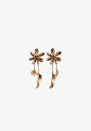 Náušnice z kovu v zlatej farbe v tvare kvetov so šiestimi okvetnými lístkami a dvomi visiacimi, zakrivenými listovitými prvkami na každej náušnici.