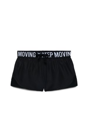Pantaloncini atletici neri con una fascia elastica bianca in vita con la scritta "KEEP MOVING" e un cordino nero al centro.