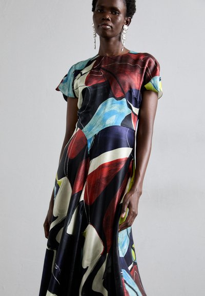 Rochie multicolor cu motive abstracte, mâneci scurte și o siluetă fluidă. Fabricată dintr-un material ușor, cu un finisaj strălucitor.