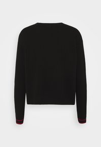 Pull noir avec un col rond, des manches longues et une texture côtelée. Présente des rayures roses sur les ourlets des manches. Pas de logos ni d'embellissements visibles.