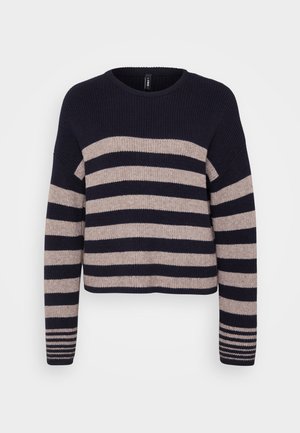 Suéter a rayas azul marino y beige con textura acanalada, cuello redondo y diseño de hombros caídos; presenta patrones de rayas horizontales y verticales.