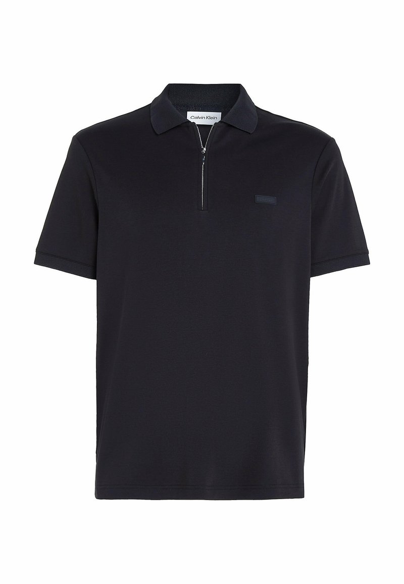 Navyblauwe poloshirt van gladde stof, met een kwartrits en een geribbelde kraag. Fijn merklabel op de borst. Korte mouwen.