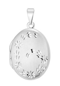 Silver oval locket hänge med borstad yta, som har ingraverade blommönster och en kraftig ögla för upphängning.