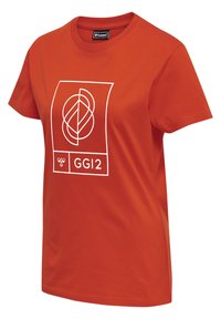 Oranje katoenen t-shirt met een witte grafische ontwerp waarin in elkaar grijpende vormen en de tekst "GGI2" te zien zijn. Korte mouwen en ronde hals.