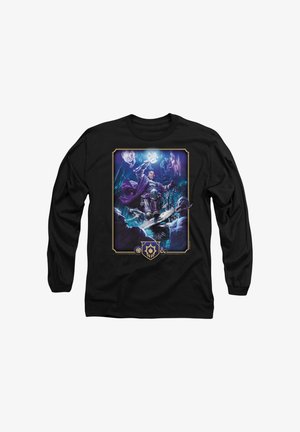 Schwarzes Langarm-T-Shirt mit einem bunten Grafikdesign eines Magiers mit leuchtenden Effekten, umgeben von Charakteren, in Gold gerahmt.