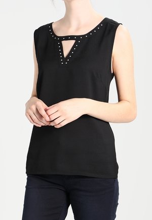 Top senza maniche nero con scollatura a giro, caratterizzato da un taglio triangolare e adornato con piccoli occhielli in argento lungo il collo.