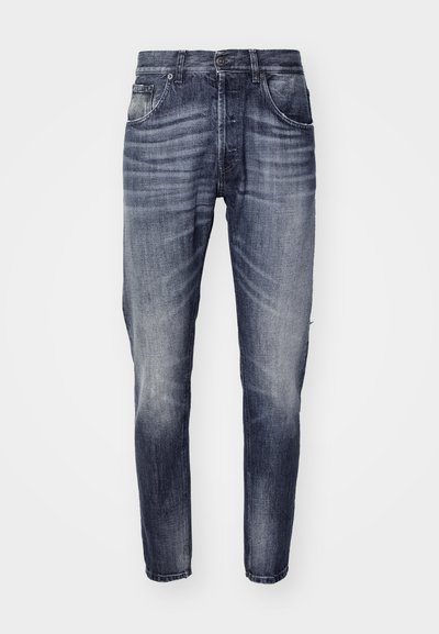 Jeans in denim blu scuro con un design slim-fit, cinque tasche e una leggera scoloritura. Presentano passanti per cintura e chiusura con bottone.