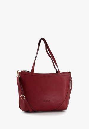 Czerwona skórzana torba na ramię z podwójnymi paskami, zamkiem błyskawicznym na górze i subtelnym teksturowanym wykończeniem. Ozdobiona akcentem w kolorze złota.