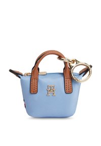 Μικρή τσάντα tote από μπλε νάιλον με καφέ δερμάτινες λαβές, χρυσά μεταλλικά στοιχεία και λογότυπο. Διαθέτει στρογγυλό κρεμαστό μπρελόκ.