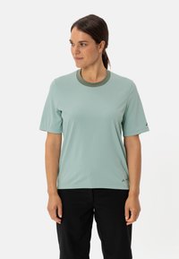 T-shirt athlétique court à manches courtes de couleur turquoise clair avec un tissu texturé et un col vert foncé. Présente un branding subtil sur l'ourlet et la manche.
