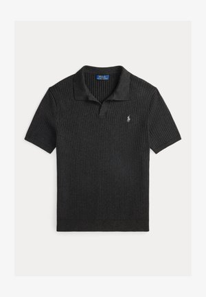 Melna īsām piedurknēm polo krekls ar ribotu struktūru, divu pogu aizdari un izšūtu logo kreisajā krūšu daļā; mīksta auduma.