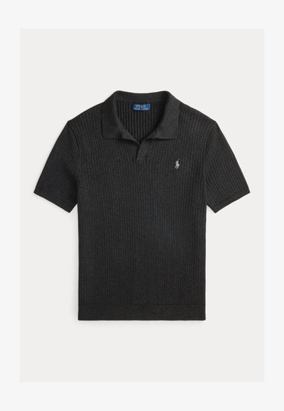 Μαύρο πικέ πόλο μπλουζάκι κοντομάνικο με ριγωτή υφή, δύο κουμπιά στο ντεκολτέ και κεντημένο λογότυπο στο αριστερό στήθος; απαλό ύφασμα.