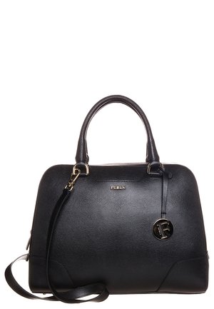 Sort Furla læderhåndtaske med dobbelte håndtag, aftagelig skulderrem og rundt metallogo-vedhæng, der hænger fra et af håndtagene.
