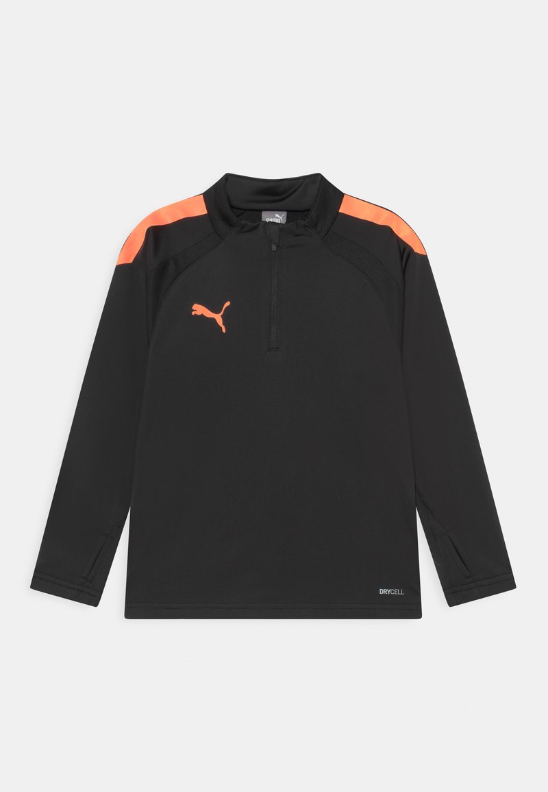 Schwarzes, sportliches Langarmshirt mit einem Viertel-Reißverschluss-Kragen, orangen Akzenten an den Schultern und einem Logo. Hergestellt aus atmungsaktivem, feuchtigkeitsableitendem Stoff.