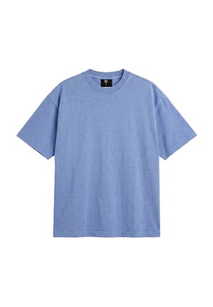 Gładki jasnoniebieski t-shirt z krótkim rękawem i okrągłym dekoltem, prosty wzór i widoczna metka wewnątrz kołnierza na białym tle.
