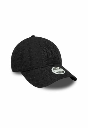 Casquette noire avec des motifs floraux en relief, visière incurvée et logo bien en vue. Présente une étiquette ronde sur le panneau avant indiquant la marque et la taille.