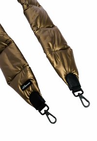 Verstevigde strap in metallic brons met een glanzende textuur, met zwarte leren accenten en metalen clips voor bevestiging.