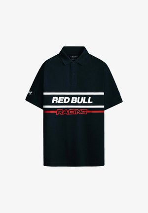 Zwart poloshirt met een kraag, voorzien van opvallende witte letters "RED BULL" en "RACING" in het rood tegen een achtergrond van horizontale strepen.