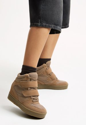 Sneaker alte in pelle scamosciata e rete, con tre cinturini in velcro, una suola in gomma spessa e una finitura texture.
