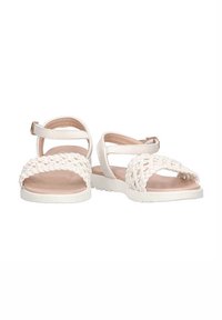 Sandalias trenzadas blancas con una plantilla suave y cómoda, correa ajustable en el tobillo y suela texturizada. Diseño simple, ideal para el uso casual.