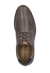 Šedé kožené boty s perforovaným vzorem, kulatou špičkou, šněrováním vpředu a kontrastním černým detailem na podpatku. Interiér obsahuje logo značky.