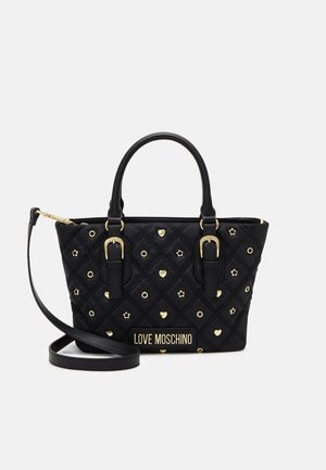 Sac à main noir matelassé avec des clous en forme de cœur, d'étoile et de cercle dorés, double poignée, bandoulière, et une plaque logo "LOVE MOSCHINO" à l'avant.