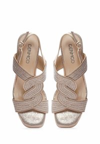 Sandales à talons hauts beiges avec un embout scintillant en paillettes, des brides croisées ornées de strass et un design à bride arrière.