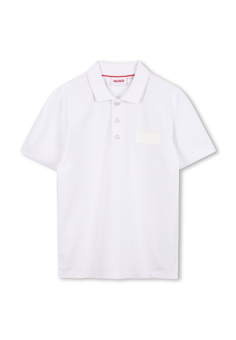 Polo shirt blanc en coton, avec un col classique, trois boutons et un logo discret à l'avant. Manches courtes avec un ourlet droit.