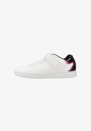 Zapatilla blanca de cuero con acentos texturizados en negro y rosa, cierre de cordones y velcro, diseño perforado y suela de goma suave. Marca Geox.