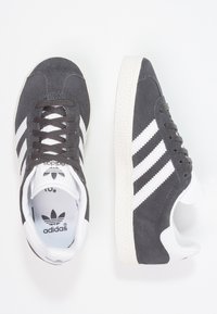 adidas Originals GAZELLE UNISEX - Sapatilhas - solid grey/white/gold metallic