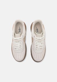 Nike Sportswear AIR FORCE 1 LUXE UNISEX - Joggesko - lt orewood brown/sail/dark brown/anthracite