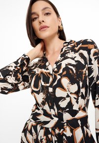 Greenpoint SUKIENKA ciemnobrązowy