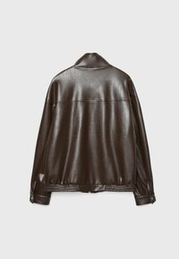 Chaqueta marrón de cuero sintético con un corte holgado, que presenta un cuello doblado, puños con botones y detalles texturizados en el dobladillo.