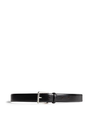Ceinture en cuir noir avec une boucle en métal argenté et plusieurs trous d'ajustement, fond neutre.
