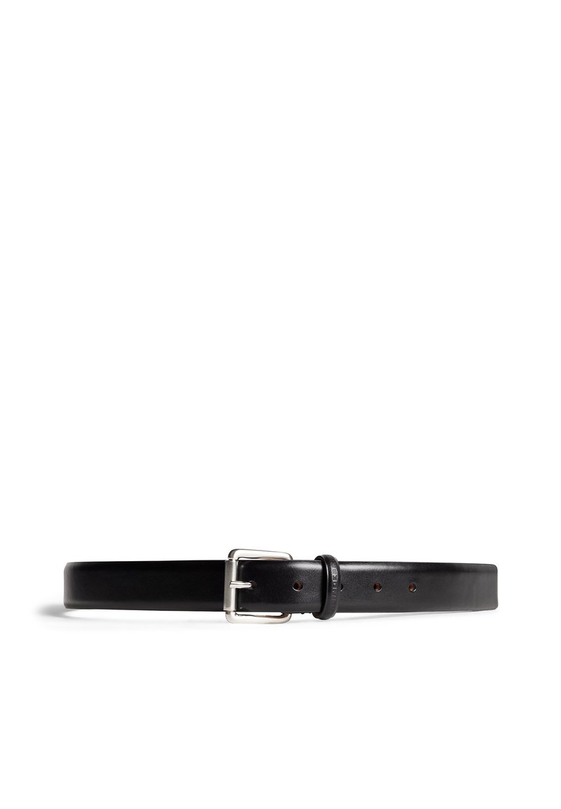 Ceinture en cuir noir avec une boucle en métal argenté et plusieurs trous d'ajustement, fond neutre.
