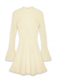 Vestido de punto color crema con diseño acanalado, mangas largas y acampanadas, y un cuerpo ajustado que se ensancha hacia una falda amplia. Detalle de superficie texturizada.
