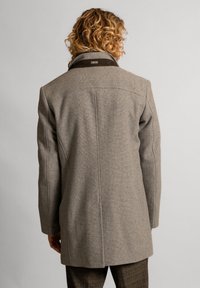 Grijze houndstooth wollen jas met een leren kraag in bruin, met een recht model, details in de rugnaad en een merklabel op de hals.