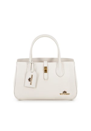 Bolso de mano de cuero blanco con dos asas, cierre de broche y etiqueta. Presenta una textura de piel de naranja y acentos de hardware dorados. Logotipo de la marca visible.