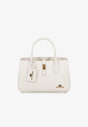 Weiße Lederhandtasche mit zwei Griffen, einem Verschluss und einem Etikett. Sie verfügt über eine genarbte Textur und goldfarbene Hardwareakzente. Das Markenlogo ist sichtbar.