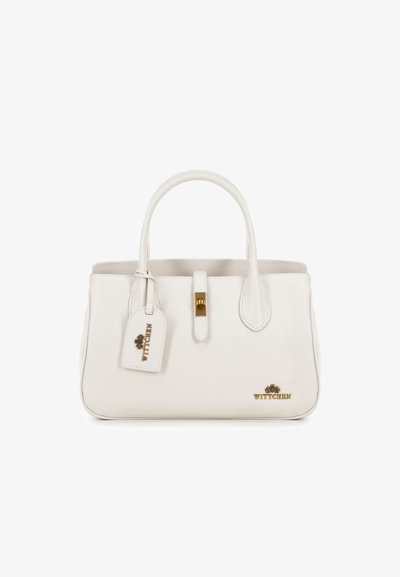 Bolso de mano de cuero blanco con dos asas, cierre de broche y etiqueta. Presenta una textura de piel de naranja y acentos de hardware dorados. Logotipo de la marca visible.