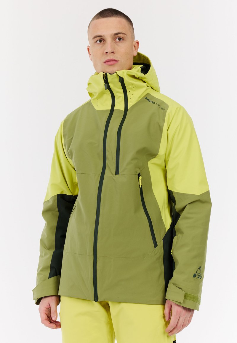 Grüne und gelbe wasserdichte Jacke mit Kapuze, Reißverschlusstaschen und kontrastierenden schwarzen Akzenten. Glatte Textur, atletische Passform und Belüftung.