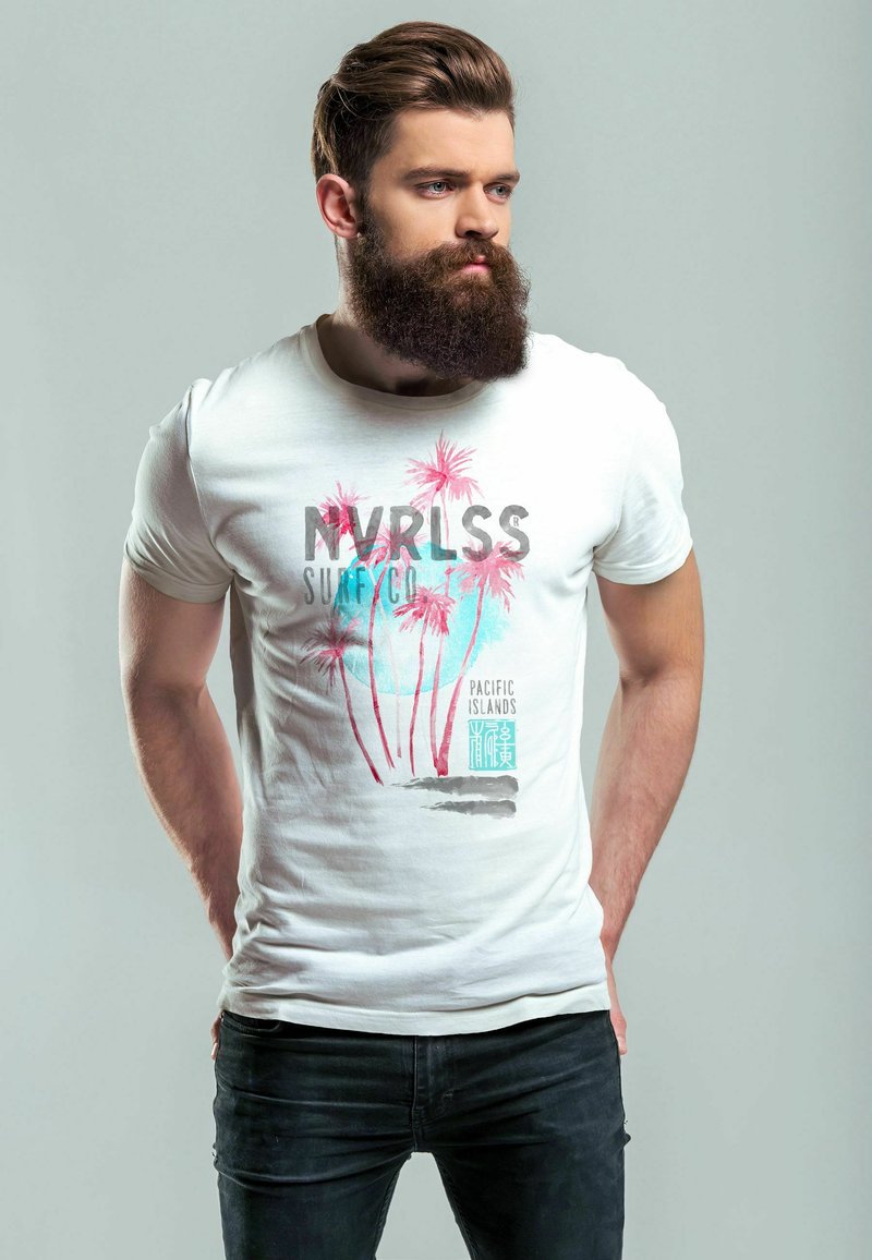 Weißes T-Shirt mit grafischem Druck, der Palmen in Pink und Blau zeigt. Der Text lautet "NVRLSS Surf Co" und "Pazifische Inseln." Enganliegendes Design.
