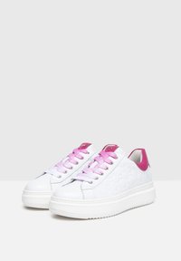 Hvide sneakers med pink accenter, der har en tekstureret overdel, flade snørebånd gradient fra hvid til pink og en tyk hvid sål.