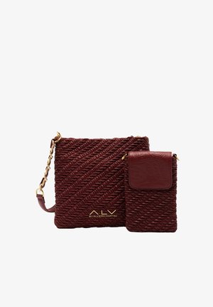 Borsa intrecciata rossa con finitura strutturata, dotata di una pochette staccabile con superficie liscia. Accessori in oro e logo decorativo. Tracolla regolabile.