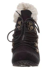 Stivale alla caviglia in suede nero con collare in pelliccia sintetica bianca, occhielli in metallo e lacci neri. Suola piatta in gomma con un motivo texturizzato.